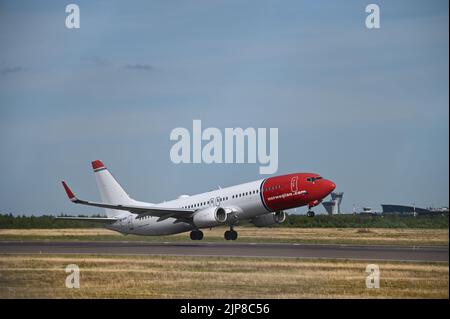 Il Boeing 737-800 norvegese decollo all'aeroporto Helsinki-Vantaa Foto Stock