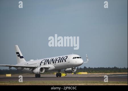 Il Finnair Airbus A321 decollo all'aeroporto Helsinki-Vantaa Foto Stock