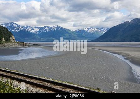 Whittier è una città alla testa del canale di passaggio nello stato dell'Alaska degli Stati Uniti, circa 58 miglia (93 km) a sud-est di Anchorage.[4] la città è all'interno Foto Stock