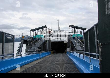 Carico del traghetto a Whittier una città alla testa del canale di passaggio nello stato americano dell'Alaska, circa 58 miglia (93 km) a sud-est di Anchorage.[4] T Foto Stock