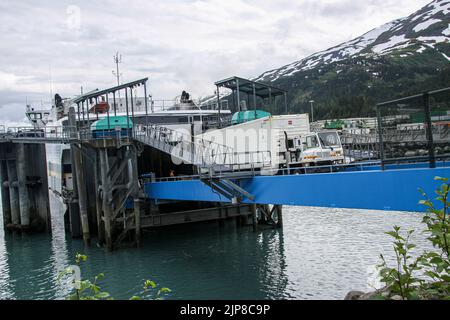 Carico del traghetto a Whittier una città alla testa del canale di passaggio nello stato americano dell'Alaska, circa 58 miglia (93 km) a sud-est di Anchorage.[4] T Foto Stock