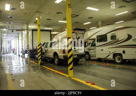 Carico del traghetto a Whittier una città alla testa del canale di passaggio nello stato americano dell'Alaska, circa 58 miglia (93 km) a sud-est di Anchorage.[4] T Foto Stock