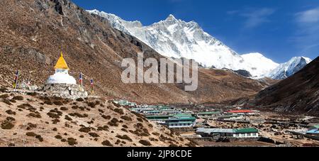 Stupa e bandiere di preghiera e villaggio di Dingboche con il monte Lhotse, strada per il campo base Everest, valle Khumbu, Solukhumbu, parco nazionale Sagarmatha, Nepales Foto Stock