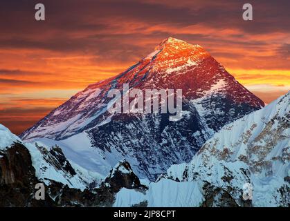 Vista notturna colorata del Monte Everest da Gokyo Ri, Khumbu Valley, Solukhumbu, Sagarmatha parco nazionale, Nepal Foto Stock