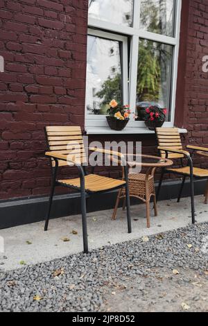 bar in strada in una piccola città. terrazza esterna. non c'è gente Foto Stock