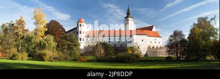 Vista panoramica del castello o castello della città di Telc o Teltsch, repubblica Ceca Foto Stock