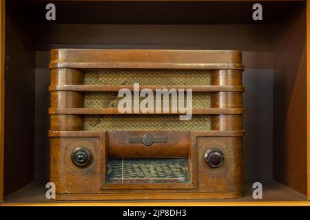 PRAGA, CZECHIA, 10 2022 AGOSTO, la vecchia radio Braun è sul gabinetto Foto Stock