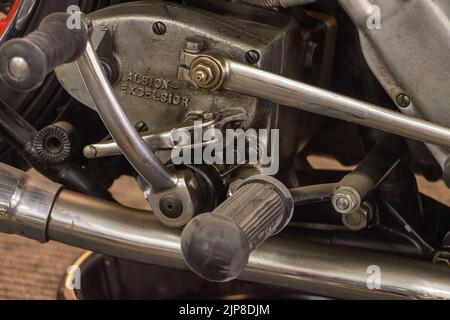 PRAGA, CZECHIA, 10 2022 AGOSTO, il pedale di avviamento su una moto Excelsior d'epoca Foto Stock