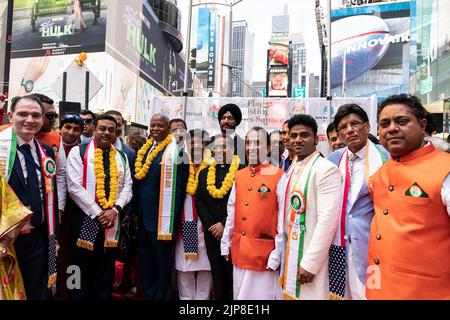 New York, Stati Uniti. 15th ago, 2022. Il sindaco Eric Adams e Kailash Vijayvargiya, Segretario Generale Nazionale del Partito Bharatiya Janata posa durante il 75th° anniversario di Independence Flag Raising a Times Square (Foto di Lev Radin/Pacific Press) Credit: Pacific Press Media Production Corp./Alamy Live News Foto Stock