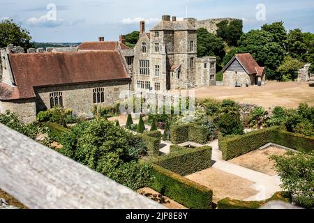 Vista dalle mura del Castello di Carisbrooke sull'Isola di Wight sui giardini e la cappella murate Foto Stock