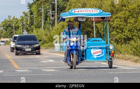 BANGKOK, THAILANDIA, 05 2022 GIUGNO, un fornitore di gelati guida una moto a tre ruote lungo una strada Foto Stock