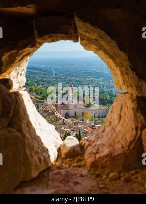 Vista su Assisi bellissimo centro storico con la Basilica medievale di Santa Chiara dalle mura in rovina della Rocca maggiore Foto Stock