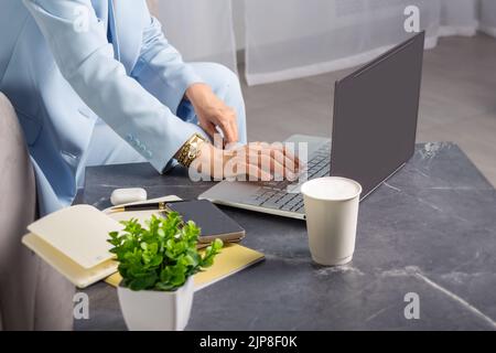 Mani di donna d'affari sulla tastiera. Primo piano. Foto Stock
