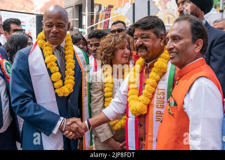 New York, New York, Stati Uniti. 15th ago, 2022. Il sindaco Eric Adams e Kailash Vijayvargiya, Segretario Generale Nazionale del Partito Bharatiya Janata posa durante il 75th° anniversario dell'Indipendenza Indipendenza Flag Raising a Times Square (Credit Image: © fotografo Lev Radin/Pacific Press via ZUMA Press Wire) Foto Stock