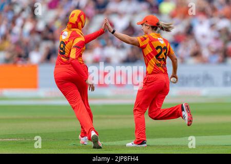 Abtaha Maqsood e Sophie Molineux di Birmingham Phoenix celebrano un wicket contro i razzi Trent nel cento Foto Stock