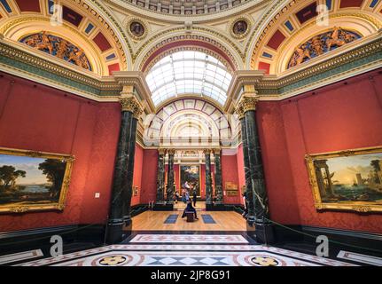 Una vista di uno dei lucernari in vetro a volta in una galleria di pittura Old Master. Al National Gallery Museum di Londra, Inghilterra, Regno Unito. Foto Stock