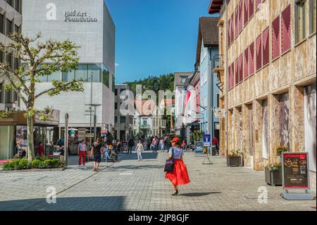 Vaduz strada principale (Stadtle) in una giornata di sole e d'estate. Le persone camminano all'aperto in abiti primaverili presso la Hilti Art Foundation nel centro della città Foto Stock