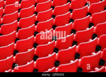 File di sedili rossi in uno stadio di Londra UK Foto Stock