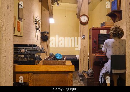 Una piccola alcova, dedicata alle operazioni di comunicazione del quadro di comando. Al Winston Churchill War Rooms Museum di Londra, Inghilterra, Regno Unito. Foto Stock