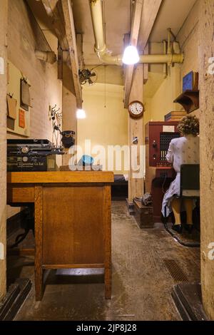 Una piccola alcova, dedicata alle operazioni di comunicazione del quadro di comando. Al Winston Churchill War Rooms Museum di Londra, Inghilterra, Regno Unito. Foto Stock