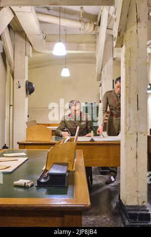 Vari ufficiali che lavorano nella stanza delle forze domestiche GHQ. Al Winston Churchill War Rooms Museum di Londra, Inghilterra, Regno Unito. Foto Stock