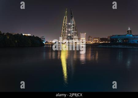Una bella foto del Bahrain World Trade Center di notte Foto Stock
