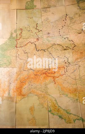 Una mappa della guerra in Europa con linee, confini segnati con puntine colorate. Al Winston Churchill War Rooms Museum di Londra, Inghilterra, United Foto Stock
