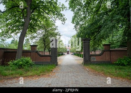 25th giugno 2022, Westmalle, Belgio, vista del muro e porta d'ingresso dell'abbazia di Westmalle, famosa per la sua birra trappista bionda, marrone e trippel. Foto di alta qualità Foto Stock