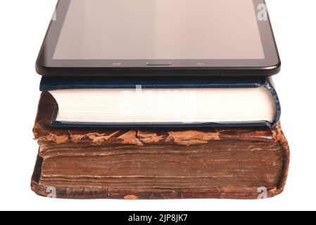 Vecchio e nuovo libro, tablet digitale isolato su bianco. Concetto di nuova tecnologia. Possibilità di scelta tra libri cartacei e lettori elettronici. Primo piano Foto Stock