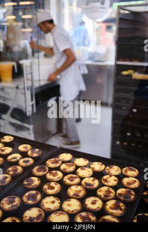 Preparazione del caffè Pasteis de Nata a Manteigaria, Bolhao, Porto, Portogallo Foto Stock