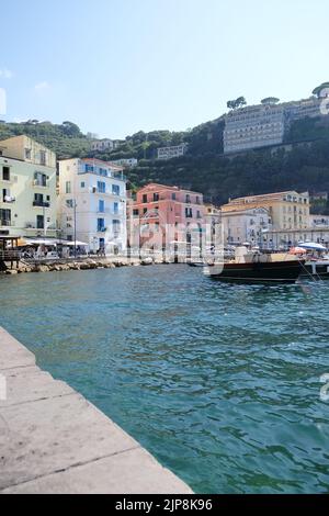 Vista su Marina Grande Sorrento Italia un piccolo porto di pescatori tradizionale, molto frequentato dai ristoranti di pesce e dai turisti. Foto Stock