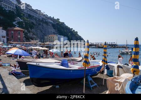 Vista su Marina Grande Sorrento Italia un piccolo porto di pescatori tradizionale, molto frequentato dai ristoranti di pesce e dai turisti. Foto Stock