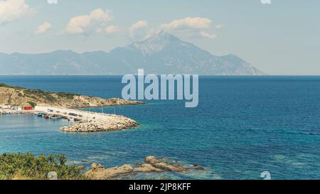 Foto orizzontale del mare con il Monte Greco Athos sullo sfondo. Importante centro del monachesimo ortodosso orientale. Viaggi estivi. Foto di alta qualità Foto Stock