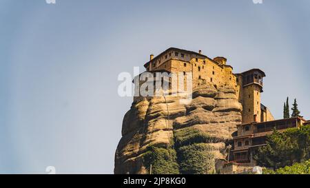 Tour dei monasteri di Meteora. Vacanze estive in Grecia. Luoghi che vale la pena visitare. Cielo limpido. Bella architettura vista da lontano. Foto di alta qualità Foto Stock