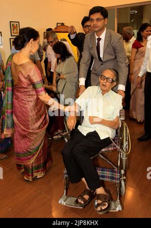 Cartoonista Shreyas Navare con cartoonista, illustratore, umorista R K Laxman in mostra a Mumbai, India Foto Stock