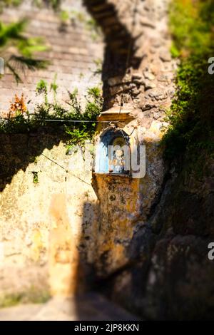 Il santuario delle Madonnelle di Ave Maria a Sorrento sul sentiero tra Marina Grande cattura il sole pomeridiano nelle strette stradine di Sorrento. Foto Stock