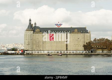 Istanbul, Kadikoy, Turchia - 31 ottobre 2021: Stazione ferroviaria di Haydarpasa con bandiera turca, vista dal mare. La stazione è in fase di restauro dopo un incendio sul tetto Foto Stock