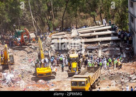 Crollo dell'edificio fortunato, eliminazione dei detriti dalla gru, Mumbra, Bombay, Mumbai, Maharashtra, India Foto Stock