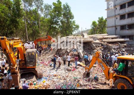 Crollo dell'edificio fortunato, eliminazione dei detriti dalla gru, Mumbra, Bombay, Mumbai, Maharashtra, India Foto Stock