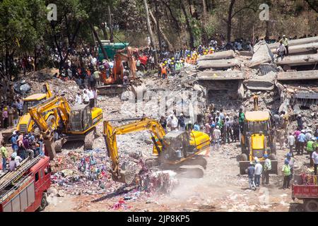 Crollo dell'edificio fortunato, eliminazione dei detriti dalla gru, Mumbra, Bombay, Mumbai, Maharashtra, India Foto Stock