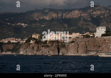 Vista di parte della penisola sorrentina con edificio arroccato in cima che si affaccia sul Golfo di Napoli. Foto Stock