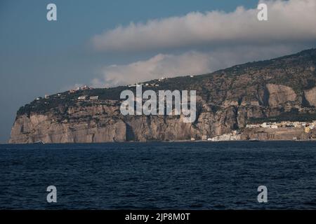 Vista di parte della penisola sorrentina con edificio arroccato in cima che si affaccia sul Golfo di Napoli. Foto Stock