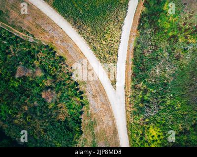 Punto di vista del drone sui crossroads alla riserva naturale Foto Stock