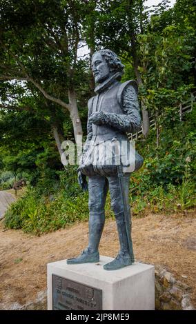 Statua dell'Ammiraglio Sir George Somers, fondatore delle Bermuda, a Lyme Regis, una popolare città balneare a Dorset sulla costa giurassica nel sud-ovest dell'Inghilterra Foto Stock