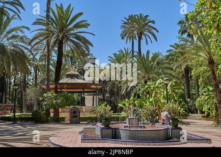 Scena tipica con palco e fontana nel Parco Comunale di Elche, provincia di Alicante, Comunità Valenciana. Spagna. Europa. Foto Stock