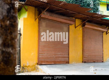 Marzo 3rd, 2022. Dehradun Uttarakhand, India. Negozi locali chiusi nel mercato. Foto Stock