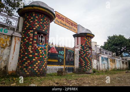 Marzo 3rd, 2022. Dehradun Uttarakhand India. Un cancello chiuso di una scuola primaria governativa durante le vacanze. Consiglio di Amministrazione con un nome scritto in lingua hindi Foto Stock