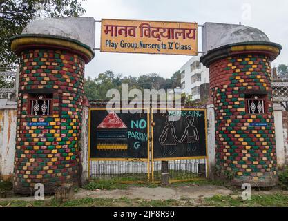 Marzo 3rd, 2022. Dehradun Uttarakhand India. Un cancello chiuso di una scuola primaria governativa durante le vacanze. Consiglio di Amministrazione con un nome scritto in lingua hindi Foto Stock