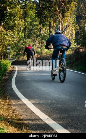 Febbraio 13th 2022. Dehradun, Uttarakhand, India. Un gruppo di ciclista con zaino in giro per le strade vuote della città di dehradun in India Foto Stock