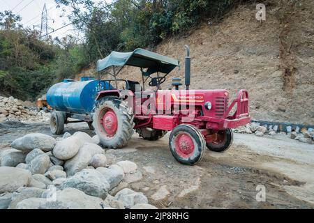 Aprile 2nd 2022. Dehradun uttarakhand India. Un serbatoio dell'acqua che trasporta il carrello del trattore ( veicolo di trasporto di merci ) in un cantiere in India rurale. RO Foto Stock